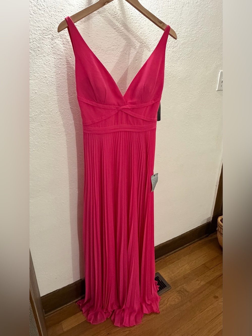 NWT Laundry by Shelli Segal Hot Pink Pleated Maxi Gown 8P.